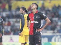 El delantero de los Zorros, Sergio Santana, lamenta fallar una ocasión de gol, anoche ante las Águilas en el Estadio Jalisco.  /