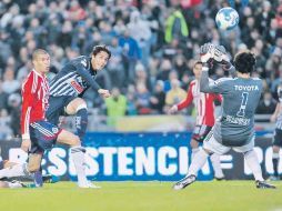 Aldo de Nigris (centro), delantero de Rayados, dispara para vencer al arquero Luis Michel. EFE  /