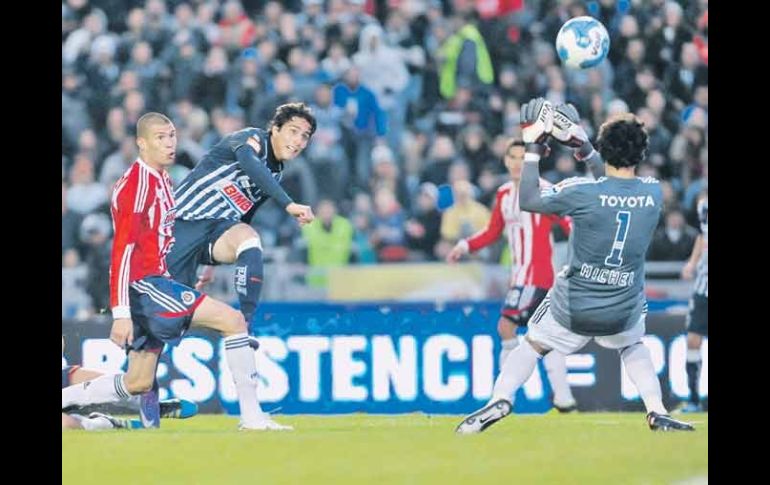 Aldo de Nigris (centro), delantero de Rayados, dispara para vencer al arquero Luis Michel. EFE  /