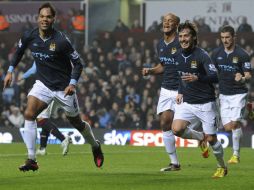 Lescott (i) celebra tras marcar un gol al Aston Villa durante el partido de Premier League. EFE  /