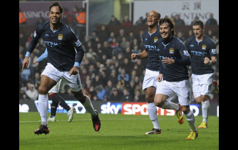 Lescott (i) celebra tras marcar un gol al Aston Villa durante el partido de Premier League. EFE  /