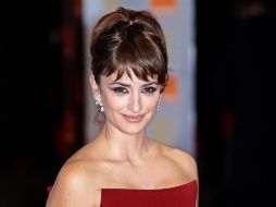 Penélope Cruz desfila por la alfombra roja desafiando el frío, hoy, en Londres. REUTERS  /