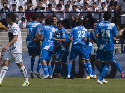 Los jugadores del Puebla celebran con un baile el primer gol en el partido ante Pumas. AFP  /