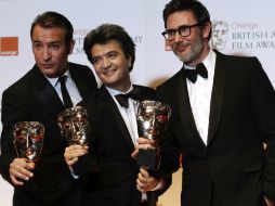 Jean Dujardin, Thomas Langman y Michel Hazanavicius presumen su BAFTA. REUTERS  /