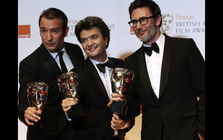 Jean Dujardin, Thomas Langman y Michel Hazanavicius presumen su BAFTA. REUTERS  /