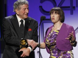 Tony Bennett y la madre de Amy, Janis Winehouse reciben el Grammy. REUTERS  /