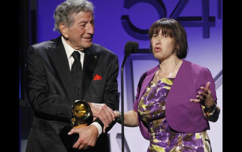 Tony Bennett y la madre de Amy, Janis Winehouse reciben el Grammy. REUTERS  /