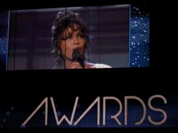 Los reunidos en la ceremonia del Grammy rindieron un sentido aplauso a Whitney. REUTERS  /