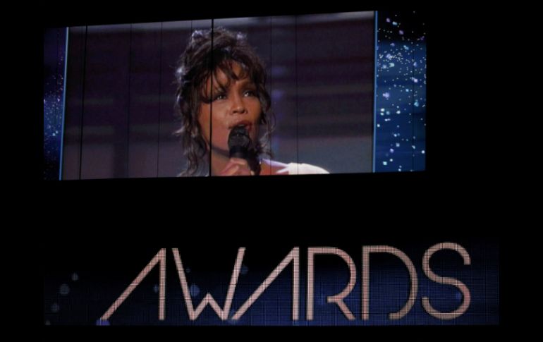 Los reunidos en la ceremonia del Grammy rindieron un sentido aplauso a Whitney. REUTERS  /