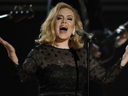 Adele se presentó en vivo después de su operación de las cuerdas vocales. AP  /