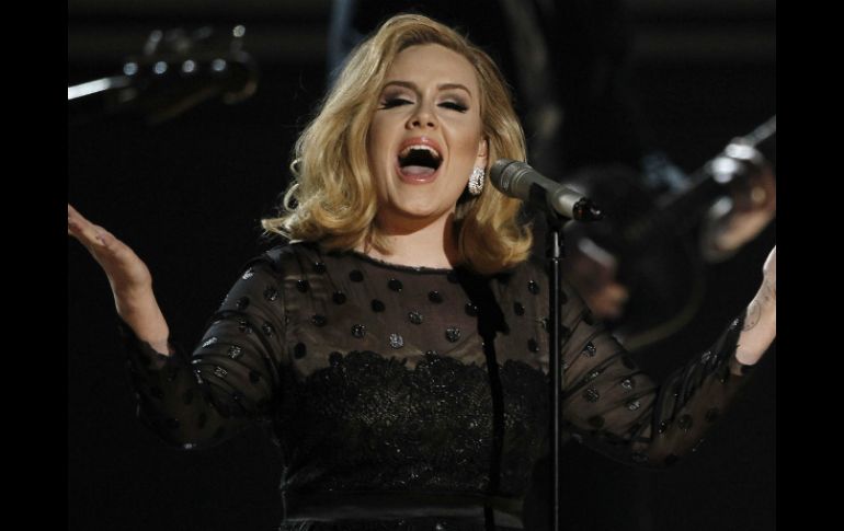 Adele se presentó en vivo después de su operación de las cuerdas vocales. AP  /