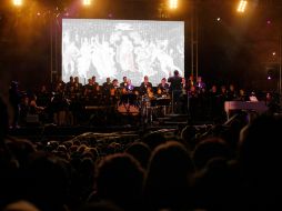 Con un cielo despejado, personas disfrutaron en la Plaza de la Liberación el concierto por los festejos de la Fundación de Guadalajara.  /