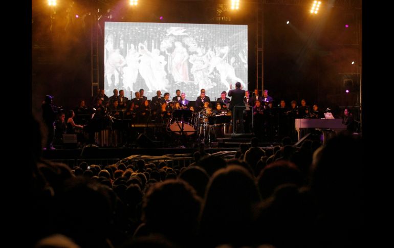 Con un cielo despejado, personas disfrutaron en la Plaza de la Liberación el concierto por los festejos de la Fundación de Guadalajara.  /