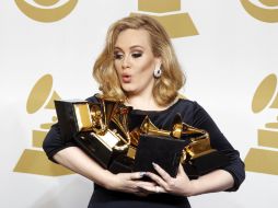 Adele abraza los seis Grammys que ganó al arrasar en cada categoría en que fue nominada. REUTERS  /