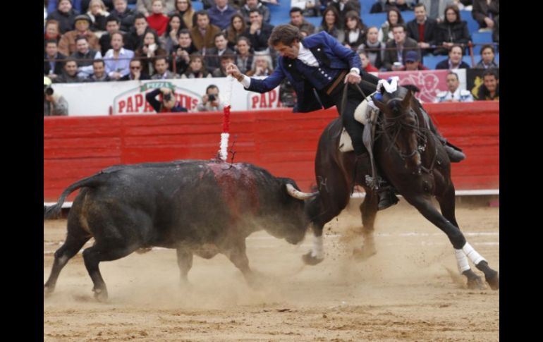 El rejoneador navarro, Pablo Hermoso de Mendoza, en su turno de matar en lo que fue la corrida 16 de la temporada grande en la México.  /