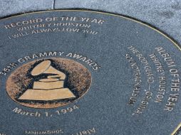 La placa de bronce en la acera de LA Live  atestigua el éxito de Houston en la 36 entrega de los Grammys. AP  /