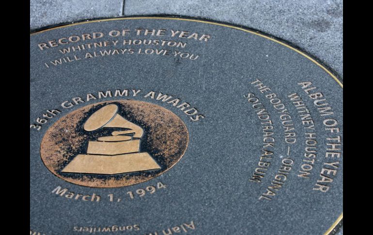 La placa de bronce en la acera de LA Live  atestigua el éxito de Houston en la 36 entrega de los Grammys. AP  /