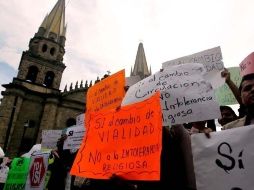 Integrantes de la Iglesia de la Luz del Mundo se manifestaron hoy frente a Palacio Municipal de Guadalajara.  /