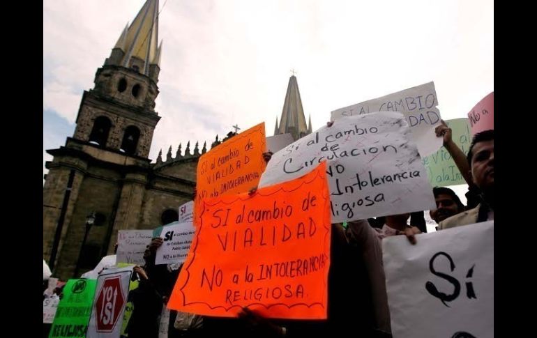 Integrantes de la Iglesia de la Luz del Mundo se manifestaron hoy frente a Palacio Municipal de Guadalajara.  /