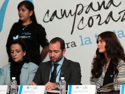 En rueda de prensa, Olga Ramírez (iz), Felipe De la Torre (centro), Ximena Navarrete (der).  /