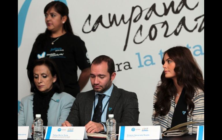 En rueda de prensa, Olga Ramírez (iz), Felipe De la Torre (centro), Ximena Navarrete (der).  /