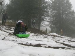 A pesar del frío, los paseantes disfrutaron de la nieve.  /