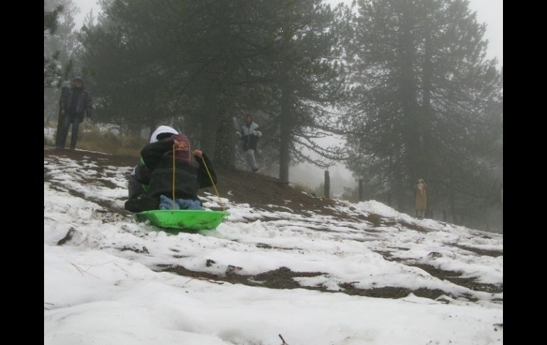 A pesar del frío, los paseantes disfrutaron de la nieve.  /