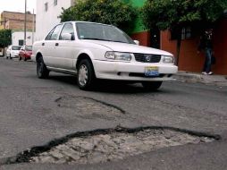 Las quejas ciudadanas por la aparición de baches aumentaron en 50 por ciento.  /