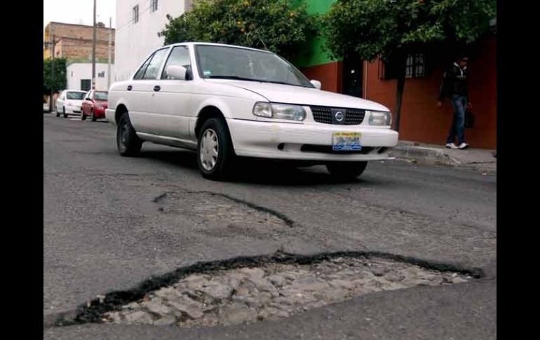 Las quejas ciudadanas por la aparición de baches aumentaron en 50 por ciento.  /