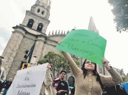 Vecinos e integrantes de La Luz del Mundo se manifestaron ayer frente a Palacio Municipal. Denuncian ''discriminación religiosa''.  /