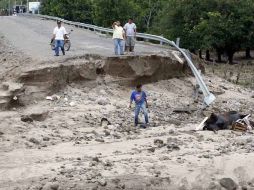 ''Jova'' dejó daños importantes en carreteras de Jalisco. ARCHIVO  /