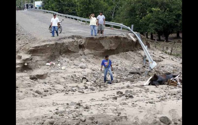 ''Jova'' dejó daños importantes en carreteras de Jalisco. ARCHIVO  /