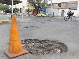 La dimensión de algunos baches es tal, que fueron colocados conos para evitar percances.  /