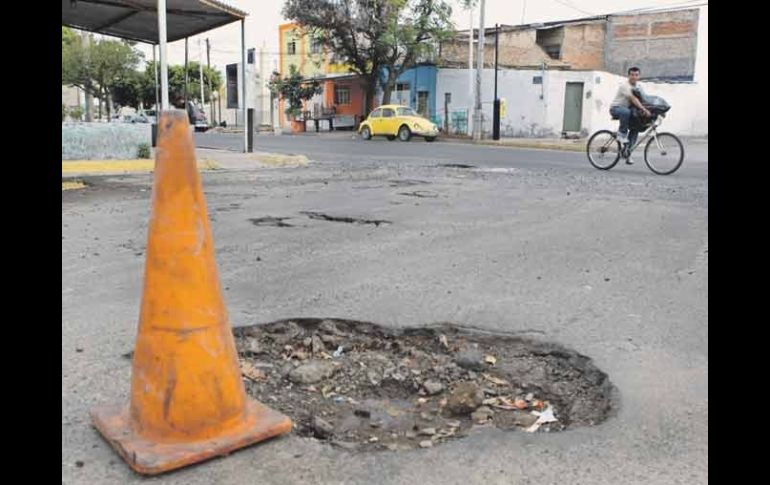 La dimensión de algunos baches es tal, que fueron colocados conos para evitar percances.  /