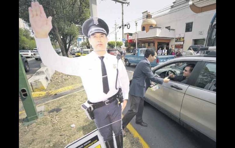 El secretario de Vialidad, Diego Monraz, sugiere a los automovilistas a usar el cinturón de seguridad y la silla para menores.  /