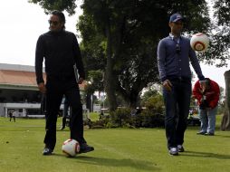 El ''Cheto'' Leaño (i) se reunió con Rafael Márquez para promocionar el encuentro entre Estudiantes Tecos y Red Bull.  /