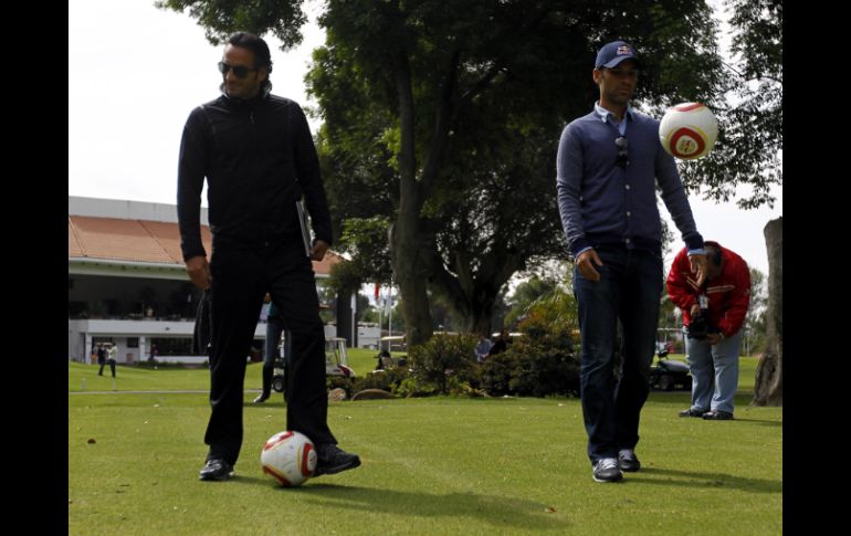 El ''Cheto'' Leaño (i) se reunió con Rafael Márquez para promocionar el encuentro entre Estudiantes Tecos y Red Bull.  /