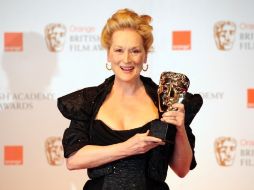 La actriz de 'Sophie's Choice' sostiene su estatuilla durante los premios Bafta celebrados en Londres. AFP  /