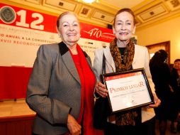 Premio al primer lugar a la Conservación de Fincas en el Centro Histórico. Ana Rosa Gutiérrez (izq), Patricia Gutiérrez (der).  /