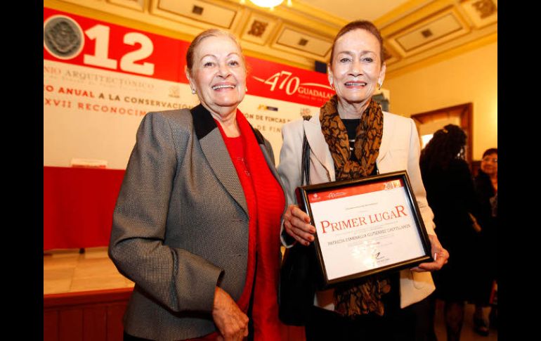 Premio al primer lugar a la Conservación de Fincas en el Centro Histórico. Ana Rosa Gutiérrez (izq), Patricia Gutiérrez (der).  /