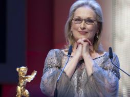 Streep reaccionó con humor tanto a los regalos como a las preguntas acerca de Margaret Thatcher. AP  /