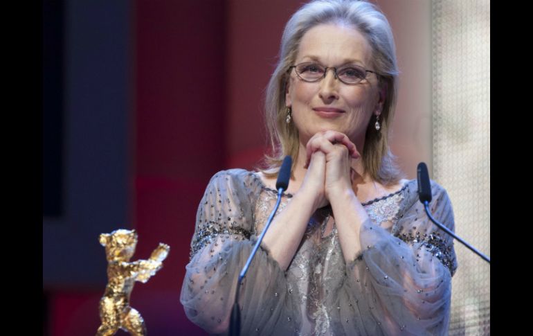 Streep reaccionó con humor tanto a los regalos como a las preguntas acerca de Margaret Thatcher. AP  /