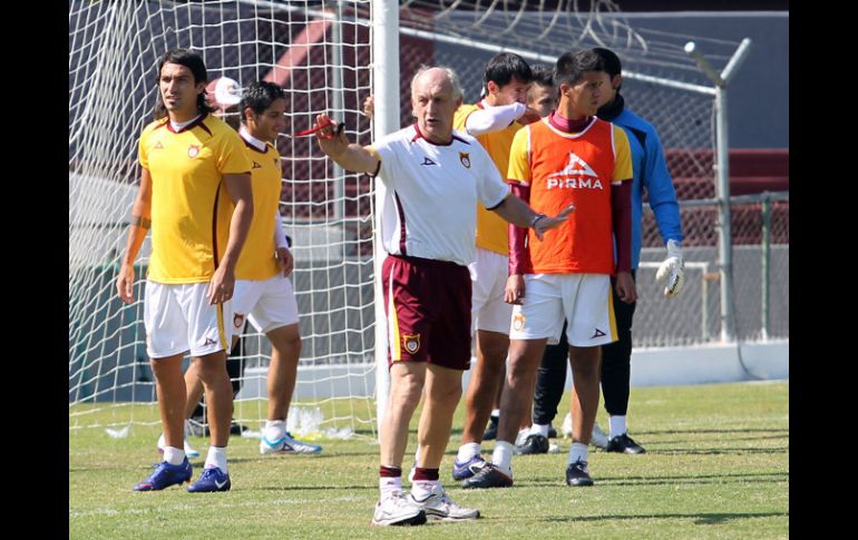 El director técnico reconoce que con el nivel que tienen hasta este momento no podrán salvarse.  /