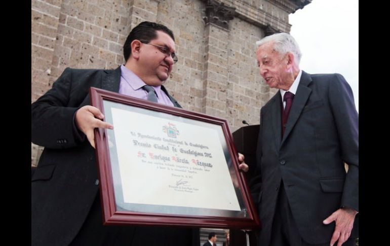 En la Plaza Fundadores fue entregado el reconocimiento al empresario tapatío.  /