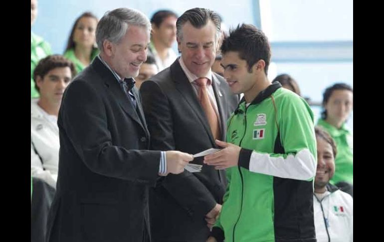 Emilio (izq.) entregó estímulos económicos a medallistas jaliscienses de los Panamericanos y Parapanamericanos.  /