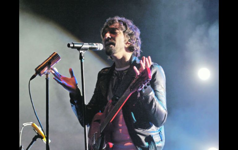 El vocalista León Larregui le cantó Las mañanitas a la ciudad.  /