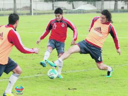 Jesús Sánchez (centro) disputa el esférico con Héctor Reynoso (der.), durante el entrenamiento en Verde Valle.  /