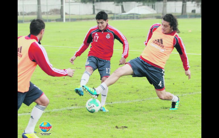 Jesús Sánchez (centro) disputa el esférico con Héctor Reynoso (der.), durante el entrenamiento en Verde Valle.  /