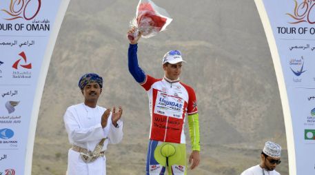 El ciclista eslovaco celebra la victoria conseguida en la segunda etapa de la Vuelta a Omán disputada entre Sur y Wadi Dayqah Dam. EFE  /