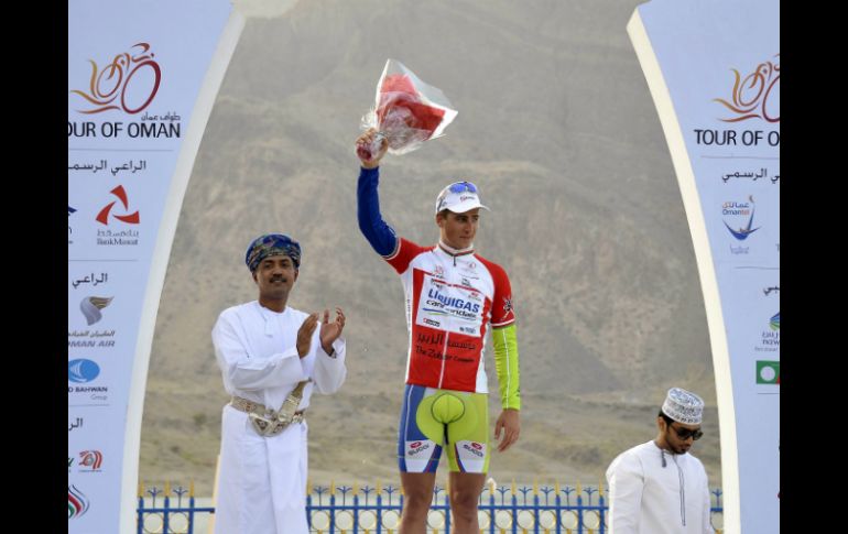 El ciclista eslovaco celebra la victoria conseguida en la segunda etapa de la Vuelta a Omán disputada entre Sur y Wadi Dayqah Dam. EFE  /